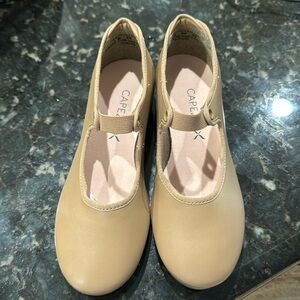 Brand new tan Capezio tap shoes
Girls size 1M